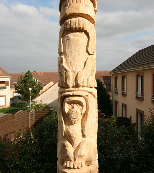 fabrication-sculpture-totem-amerindien-en-bois